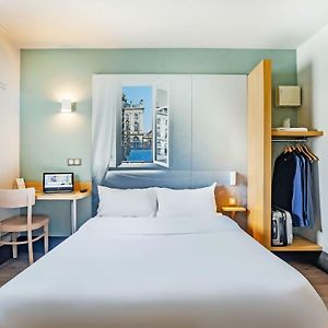Zimmer mit Kingsize-Bett